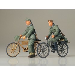 Tamiya 35240 1/35 GERMAN SOLDIERS WITH BICYCLES